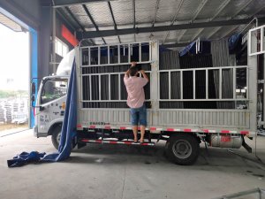 金用護欄2020年7月27日鋁合金百葉窗裝車發貨！