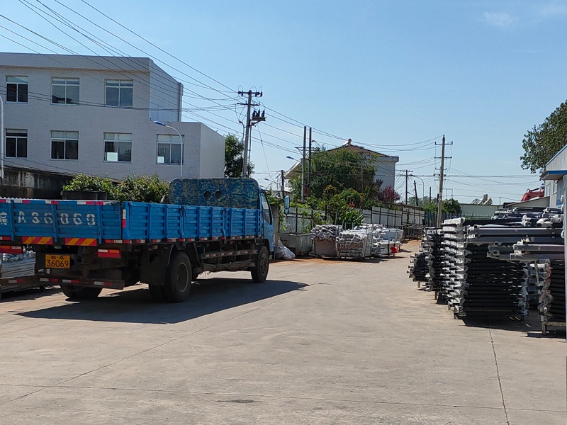 金用護欄2020年8月12日鋁合金玻璃護欄裝車發貨！