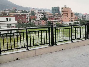 為什么建議大家選鋅鋼陽臺護欄而不選鐵藝或不銹鋼，原因在這里！