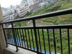 什么材料做的陽臺護欄價格便宜又安全耐用？80%采購人員都選它！