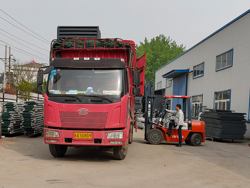 金用護(hù)欄2021年4月16日第一車(chē)百葉窗發(fā)貨！