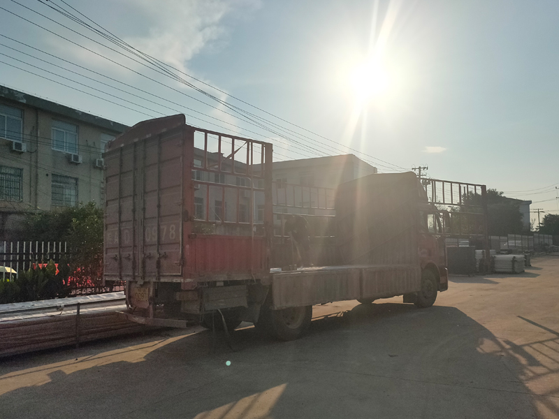 金用護欄2022年7月11日鋅鋼百葉窗裝車發貨！