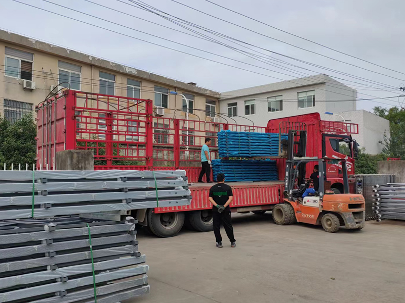 金用護欄2022年9月15日鋅鋼連廊欄桿裝車發(fā)貨! 金用護欄2022年9月15日鋅鋼連廊欄桿裝車發(fā)貨!