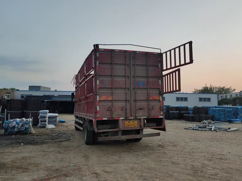 金用護欄2022年10月19日鋅鋼百葉窗裝車發貨! 金用護欄2022年10月19日鋅鋼百葉窗裝車發貨!