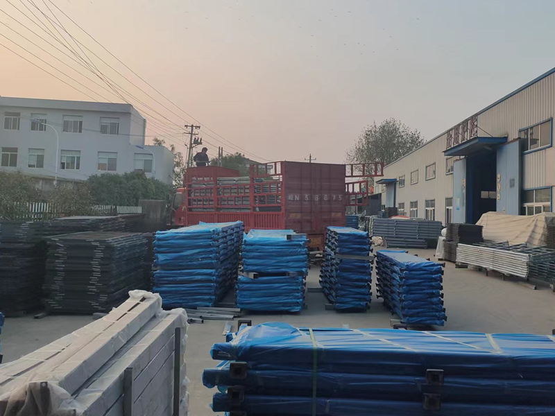 金用護欄2022年11月22日鋅鋼玻璃欄桿裝車發貨！