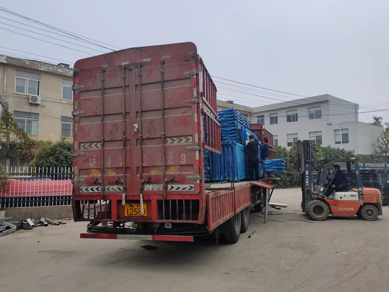 金用護欄2022年11月23日鋅鋼陽臺護欄裝車發貨！