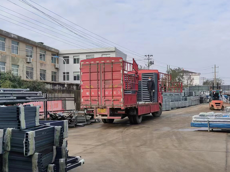 金用護欄2022年12月10日鋅鋼百葉窗裝車發貨! 金用護欄2022年12月10日鋅鋼百葉窗裝車發貨!