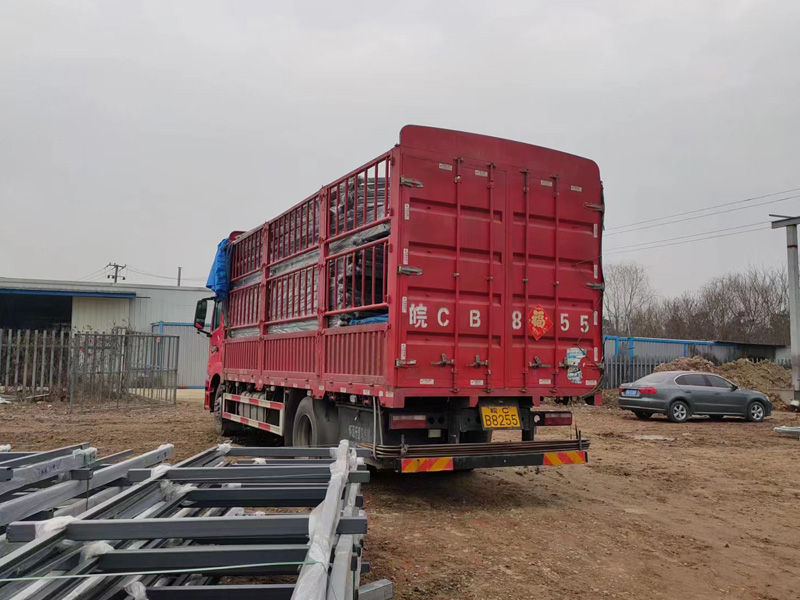 金用護欄2023年2月17日鋅鋼玻璃欄桿裝車發貨！