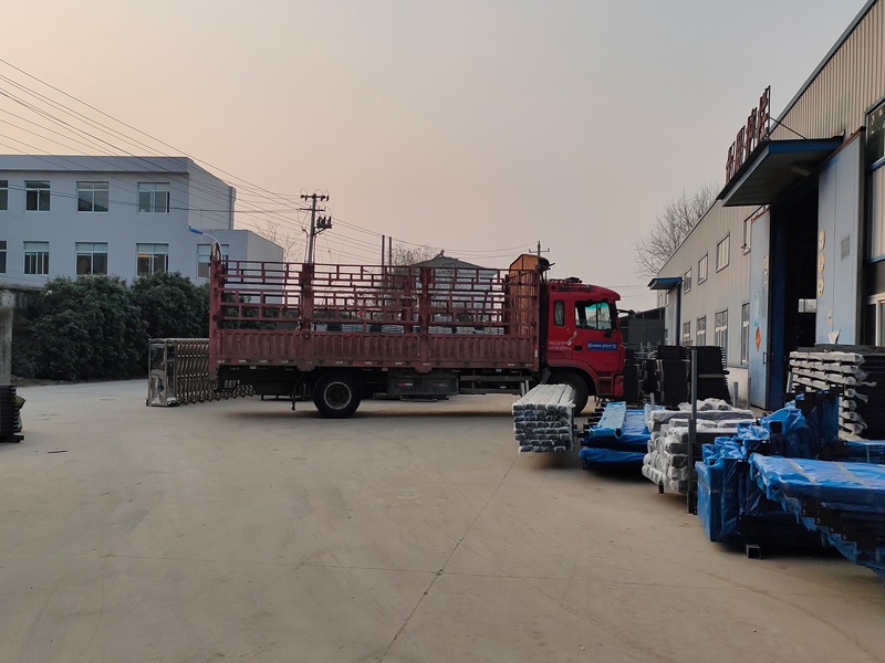 金用護欄2023年3月1日鋅鋼護窗欄桿裝車發貨！