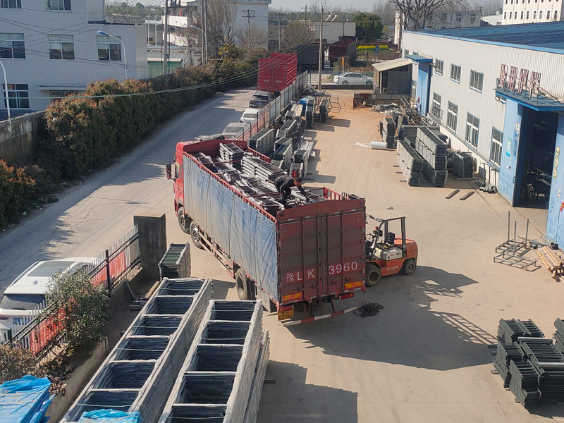 金用護欄2023年3月14日鋅鋼連廊欄桿裝車發貨！