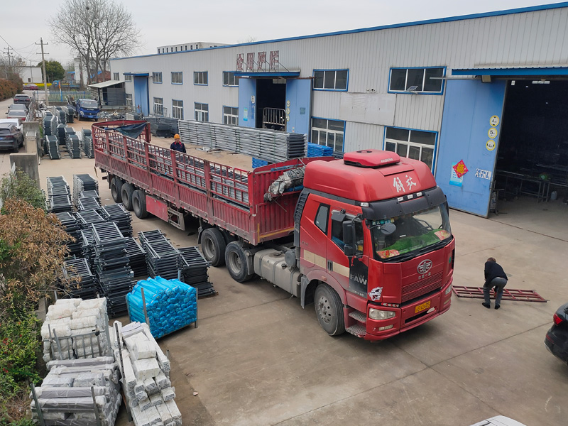 金用護欄2023年3月24日鋅鋼連廊欄桿裝車發貨！