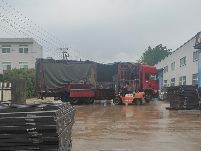 金用護欄2023年5月5日鋅鋼百葉窗裝車發貨! 金用護欄2023年5月5日鋅鋼百葉窗裝車發貨!