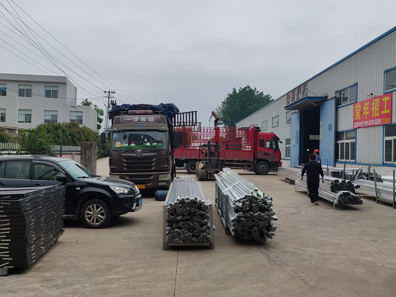 金用護欄2023年5月9日鋅鋼百葉窗裝車發(fā)貨！