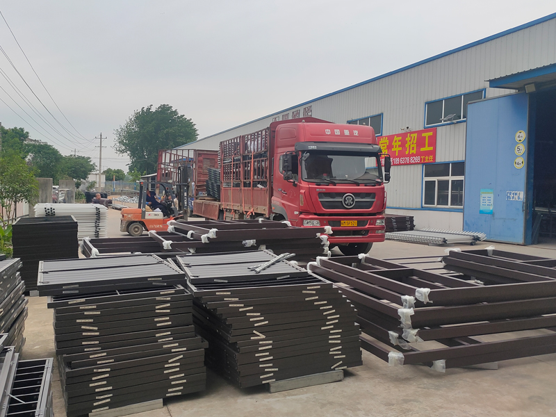 金用護欄2023年5月16日鋅鋼百葉窗裝車發貨! 金用護欄2023年5月16日鋅鋼百葉窗裝車發貨!