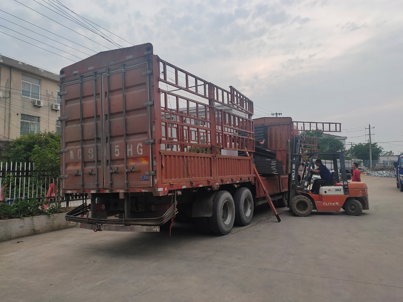 金用護欄2023年5月18日鋁合金百葉窗裝車發貨！