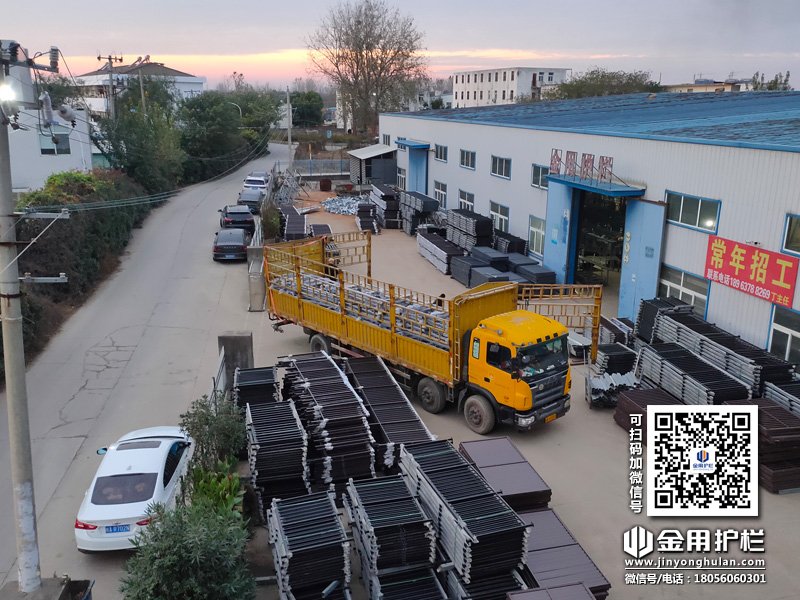 2023年11月13日鋅鋼玻璃護(hù)欄裝車(chē)發(fā)貨！
