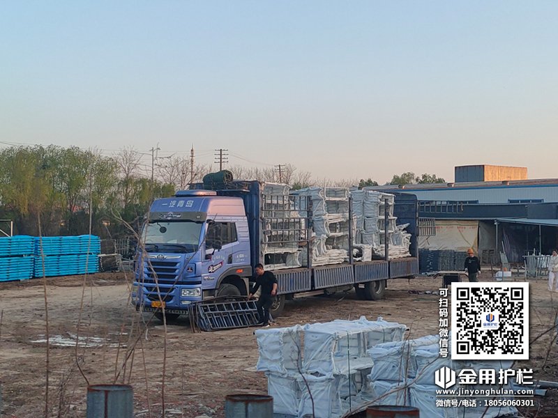 2024年4月3日鋅鋼空調護欄裝車發貨！