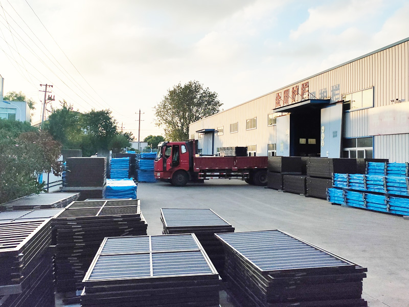 2024年9月13日鋅鋼護(hù)窗欄桿裝車發(fā)貨！